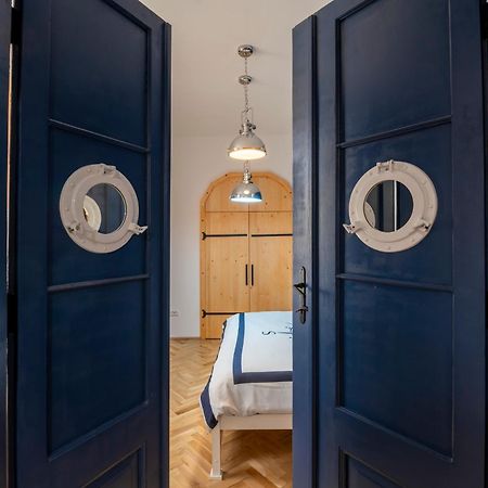 Luxurious Apartment In Old Town - Ultra Central Brasov Luaran gambar